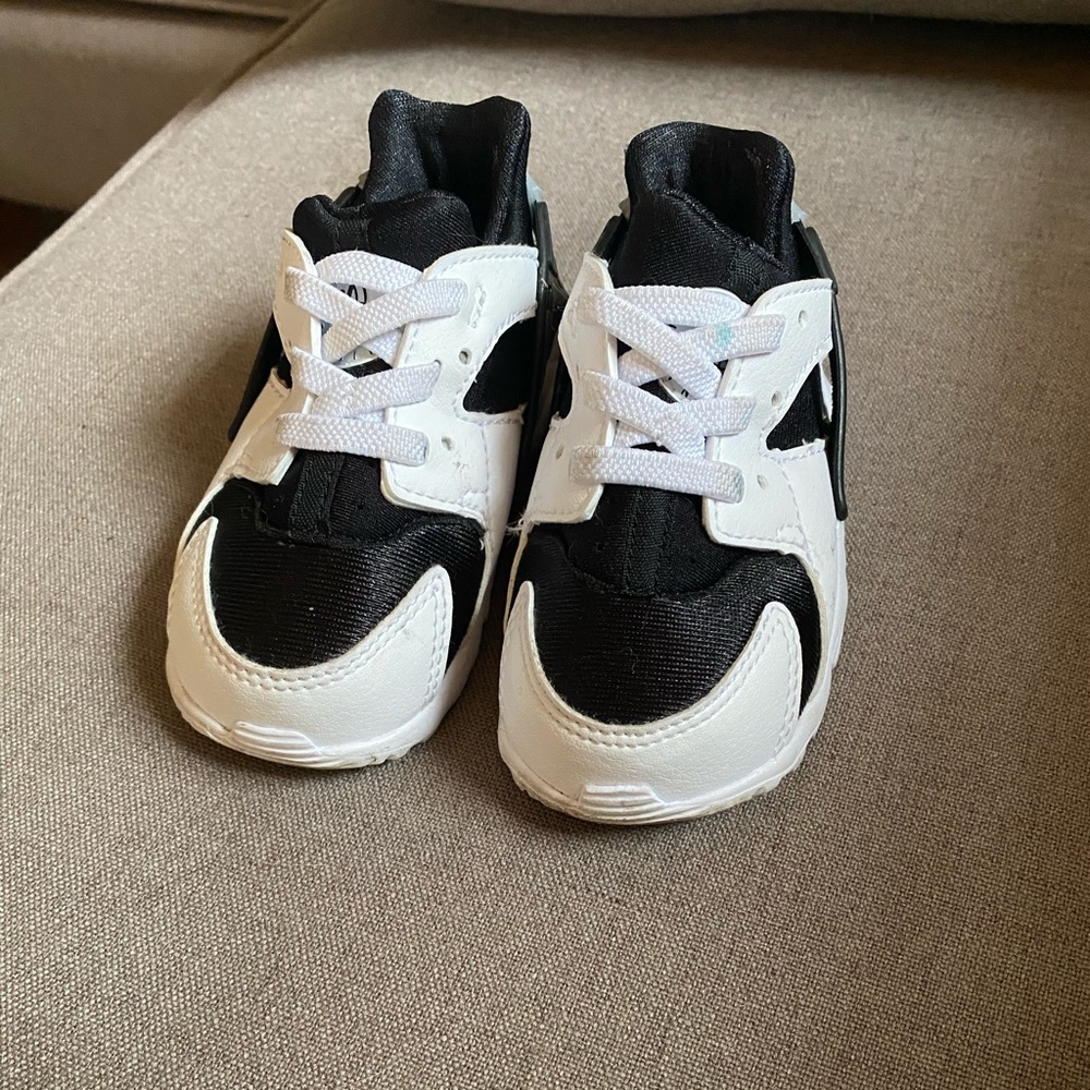 Nike Huarache Run  Black and White  size 6c